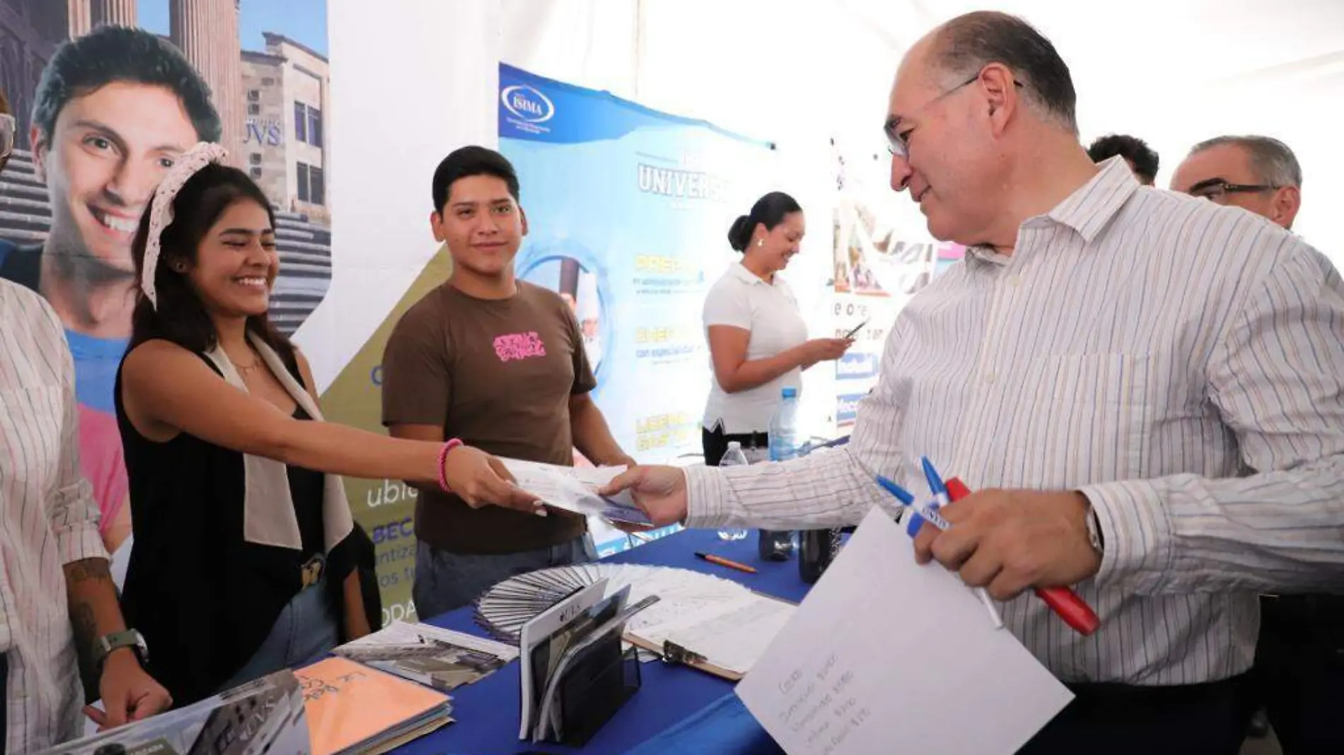 alcalde en la feria universitaria (2)